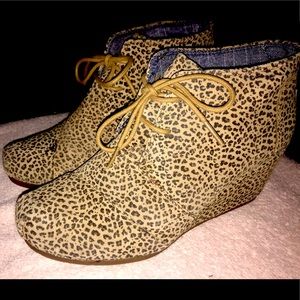 Tom’s Leopard Print Lace Up Wedge Booties Size 8